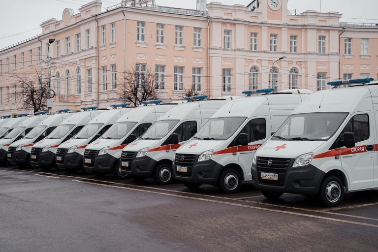 Больницам Тверской области передали 14 машин скорой помощи