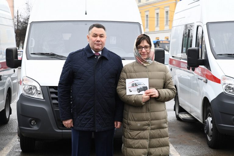 Больницам Тверской области передали 14 машин скорой помощи