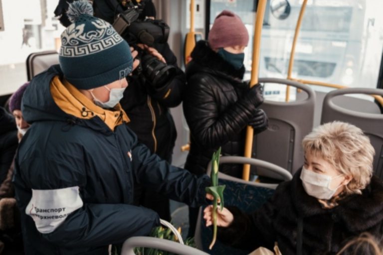 В Твери женщинам в общественном транспорте дарят тюльпаны