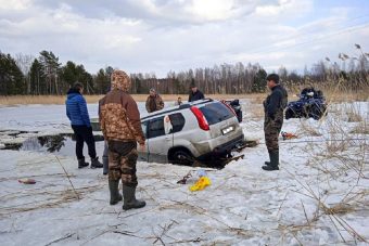 В Тверской области провалился под лед внедорожник