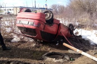 В Твери опрокинулся автомобиль