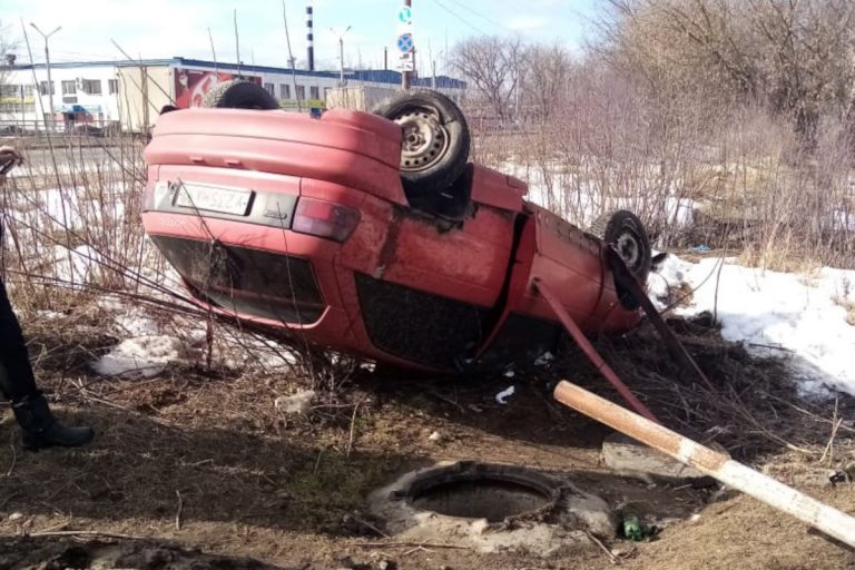 В Твери опрокинулся автомобиль