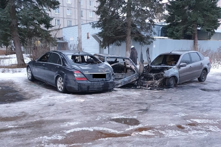 В Твери при мистических обстоятельствах сгорели 3 автомобиля В Твери при мистических обстоятельствах сгорели 3 автомобиля