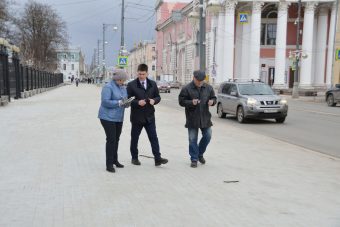 На отремонтированном гранитной брусчаткой тротуаре в центре Твери выявили дефекты
