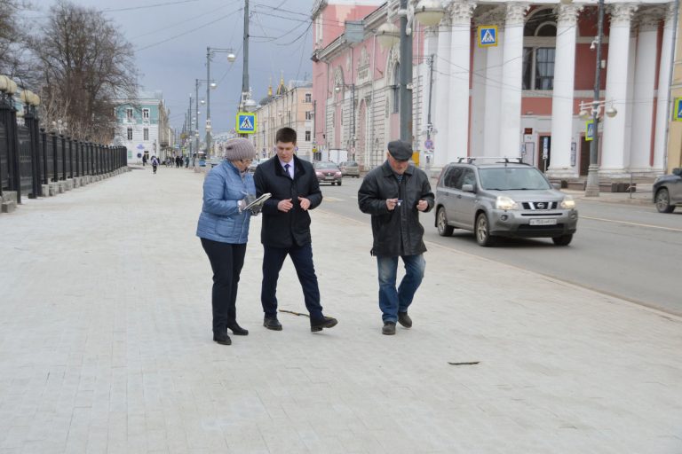 На отремонтированном гранитной брусчаткой тротуаре в центре Твери выявили дефекты
