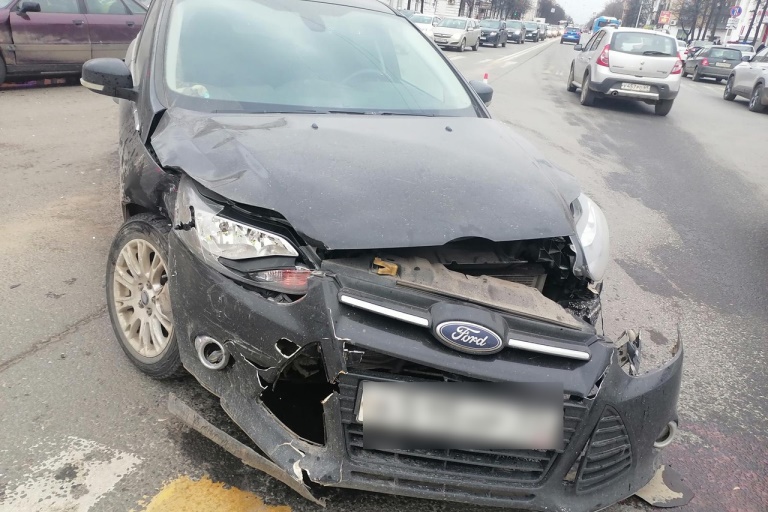 Два человека пострадали в ДТП на оживленном перекрестке в Твери
