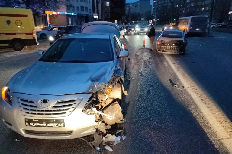 В ДТП с участием трех автомобилей в Твери пострадали три человека
