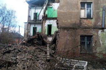 В Ржеве Тверской области обрушилась стена трехэтажного общежития В Ржеве Тверской области обрушилась стена трехэтажного общежития