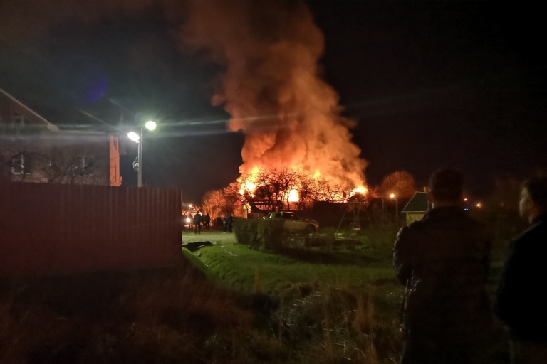 Жилой дом с мансардой сгорел в микрорайоне Южный в Твери