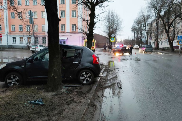 В Твери Renault врезался в дерево после столкновения с Toyota Camry, есть пострадавший
