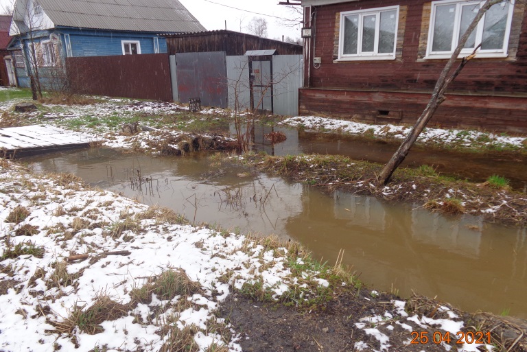 В Тверской области из-за заросших и забитых дренажных канав вода начала подтапливать подворья жителей