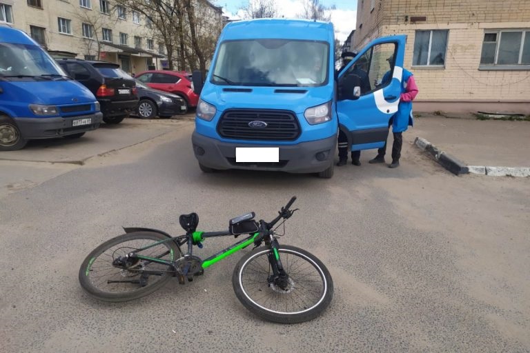 В Твери грузовой фургон фирмы OZON сбил школьника на велосипеде