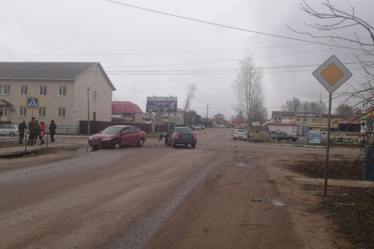 В Тверской области два автомобиля не поделили перекресток: есть пострадавший