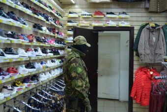 Поддельную одежду известных брендов продавали в торговом центре в Твери