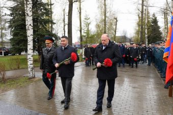 Игорь Руденя возложил цветы к памятнику пожарным и спасателям в Твери