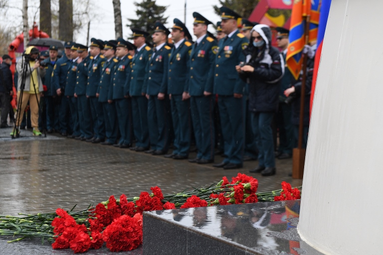 Игорь Руденя возложил цветы к памятнику пожарным и спасателям в Твери