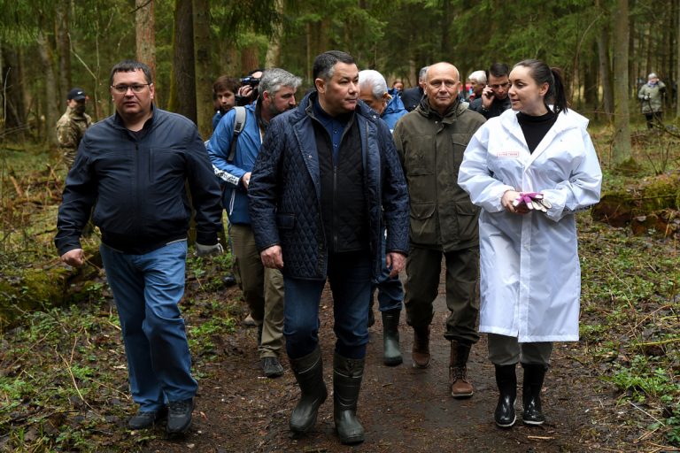 Губернатор Игорь Руденя принял участие в субботнике в Комсомольской роще