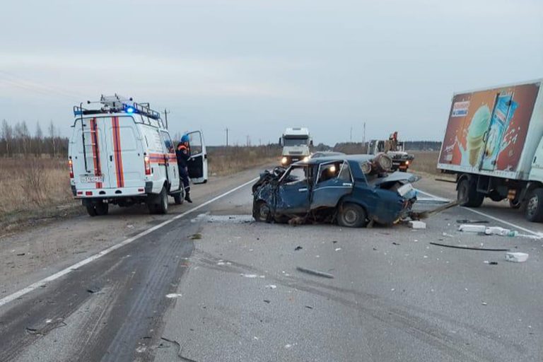 Двое водителей погибли в тройном ДТП под Тверью
