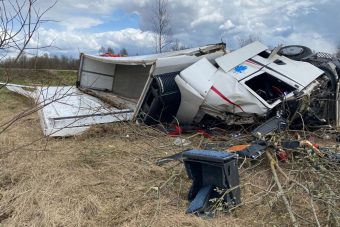 На М-9 в Тверской области опрокинулась фура
