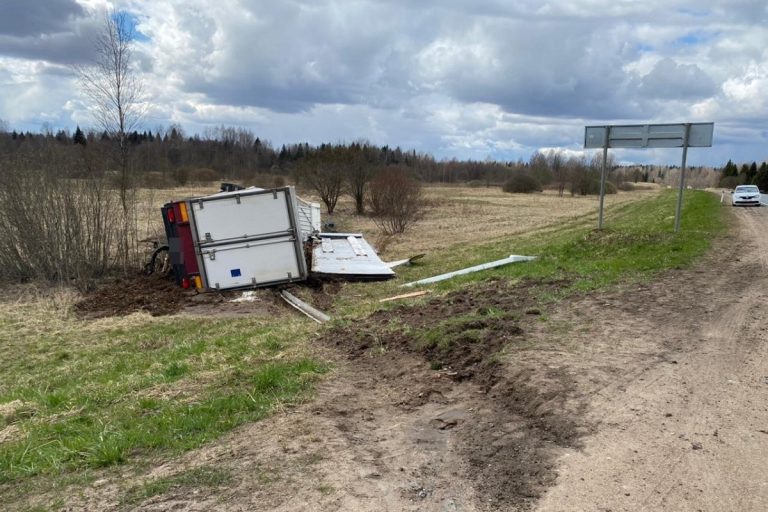 На М-9 в Тверской области опрокинулась фура