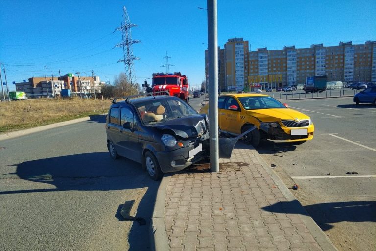 В Твери у гипермаркета "Глобус" столкнулись иномарки