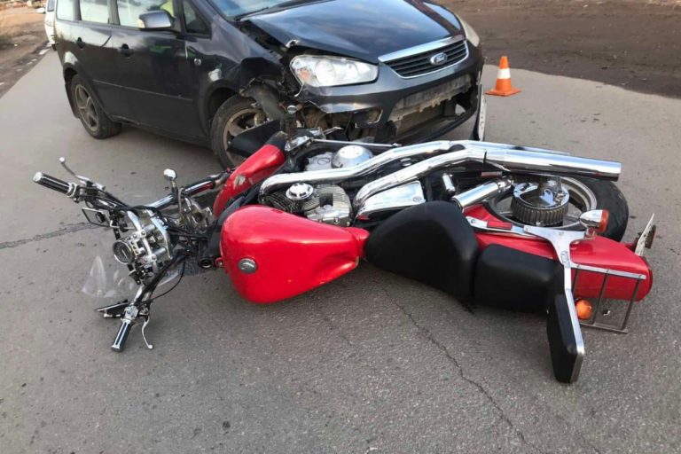 В Ржеве столкнулись иномарка и мотоциклист