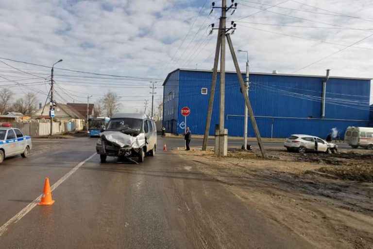 В Твери столкнулись кроссовер и фургон