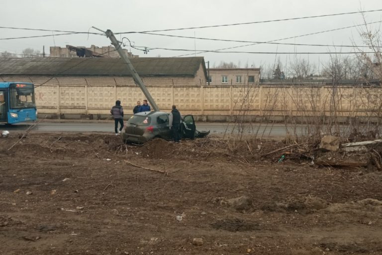 Иномарка протаранила опору ЛЭП в Твери
