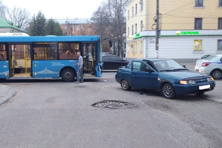 В Заволжском районе Твери столкнулись автобус и ВАЗ