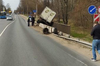 В Твери на мостовом ограждении повис фургон
