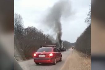 Под Осташковом горела опрокинувшаяся фура