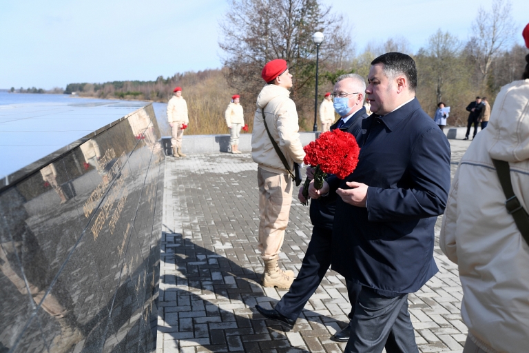 Губернатор Игорь Руденя почтил память сожженных фашистами жителей деревни Ксты