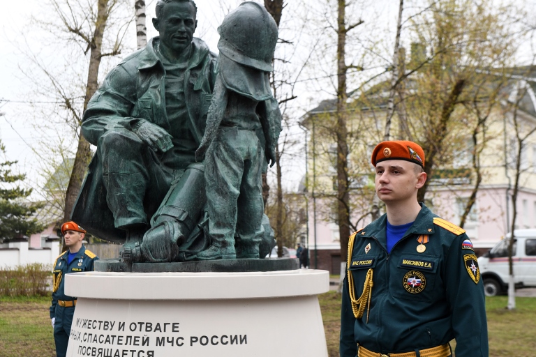 Игорь Руденя возложил цветы к памятнику пожарным и спасателям в Твери