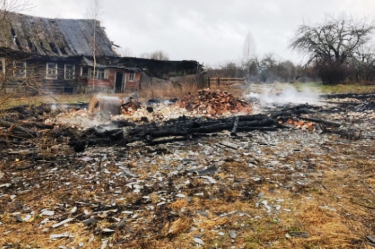 Тело погибшего мужчины обнаружено в сгоревшем доме в Тверской области
