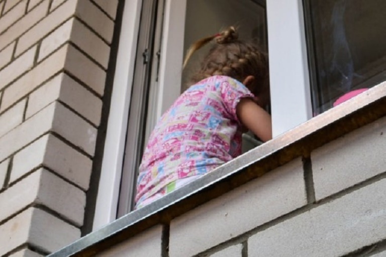 Две малолетние девочки выпали из окна в Тверской области