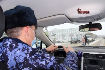В Твери росгвардейцы помогли продавцу супермаркета, которая гналась за грабителем