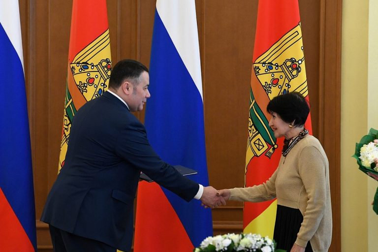 Игорь Руденя наградил сотрудников скорой медицинской помощи Тверской области