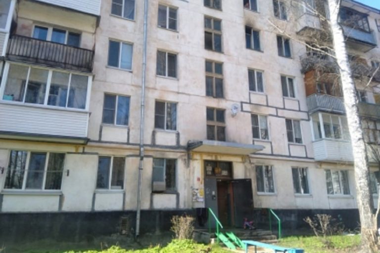 Малолетний мальчик спрыгнул с четвертого этажа в Конаково