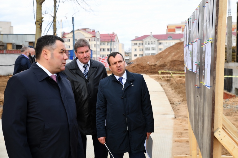 В Твери губернатор Игорь Руденя проинспектировал строительство детского сада на улице Склизкова