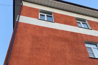 В Тверской области 4-летняя девочка выпала из окна