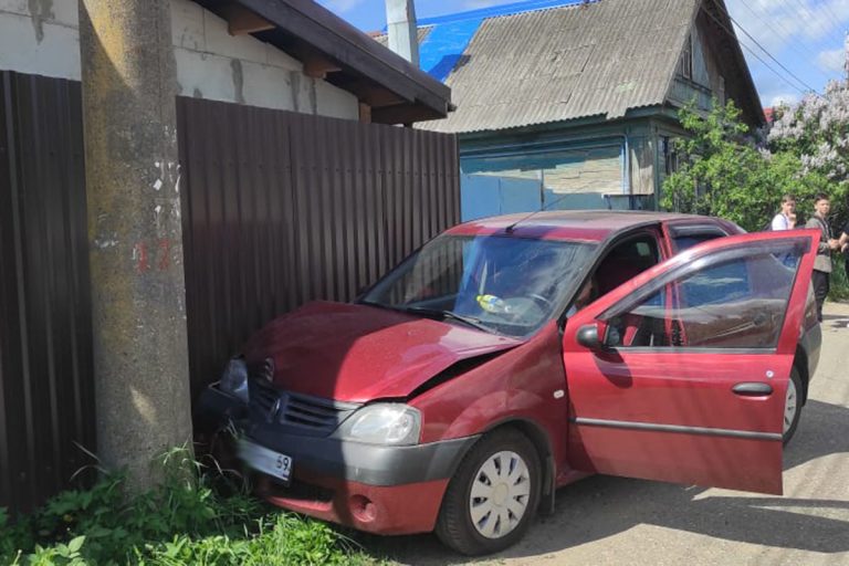 Женщина на Renault Logan сбила младшеклассницу на тротуаре в Твери
