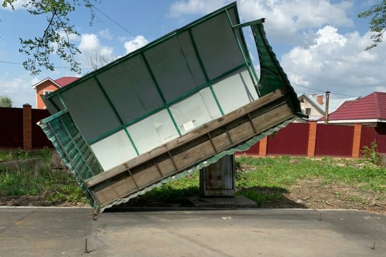 В Тверской области ураганный ветер перевернул остановку