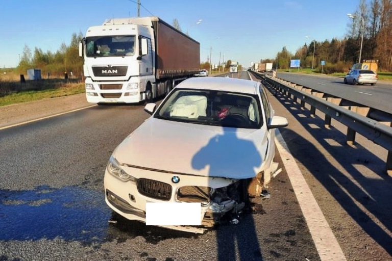 На трассе М-10 в Тверской области BMW врезался в отбойник, пострадала женщина