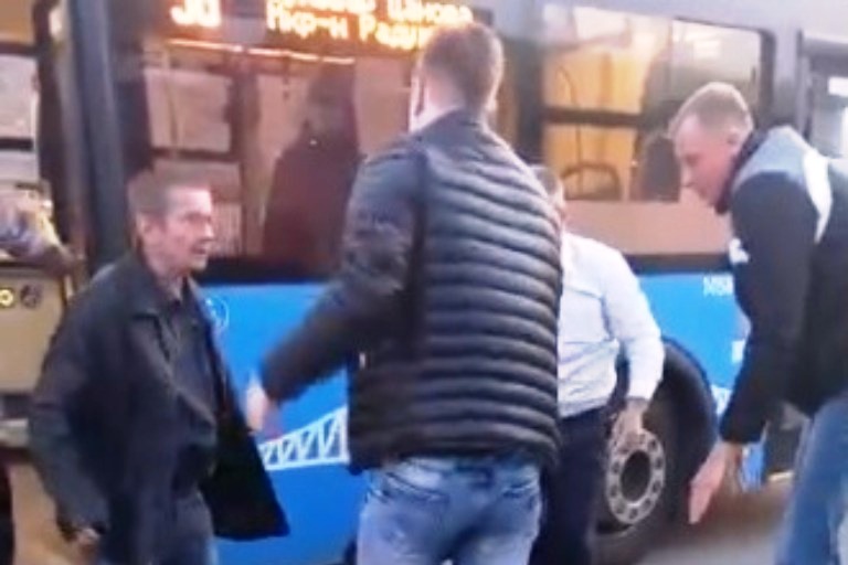 В Твери двое пьяных пассажиров устроили драку с водителем автобуса