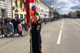 В Твери во время марша парада Победы школьница потеряла ботинок