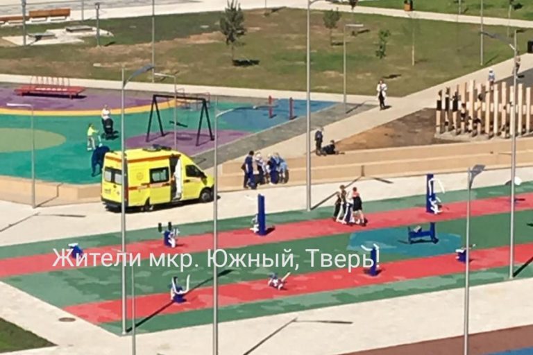 В Твери в новом парке ребёнка придавило упавшим тренажером