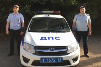Тверские полицейские с мигалками отвезли в больницу девочку, которой требовалась операция