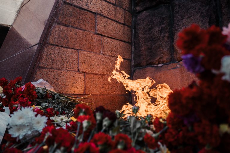 В Твери из зажженных свечей выложили слово «Помним»