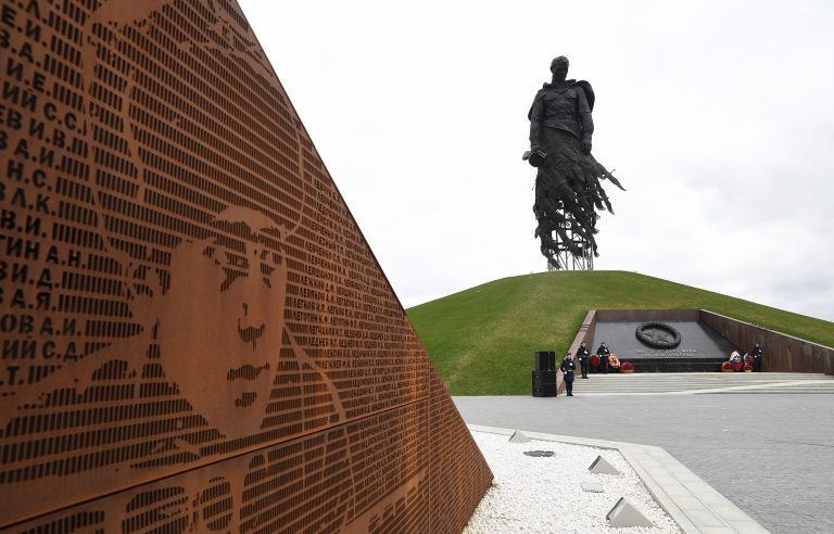 В Тверской области торжества в честь Дня Победы начались у мемориала Советскому солдату