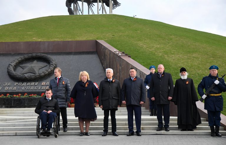 В Тверской области торжества в честь Дня Победы начались у мемориала Советскому солдату